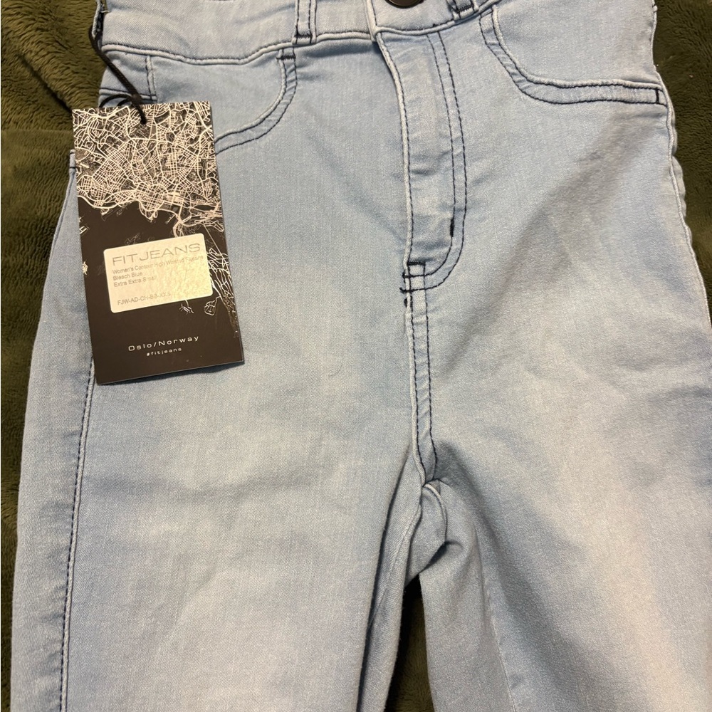 2 pairs of fit jeans